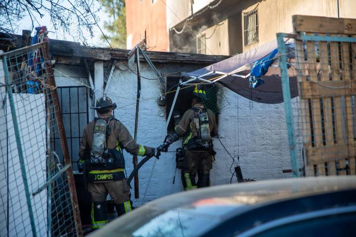 Incendio consume una casa y daña otras dos en la colonia Nueva Tijuana