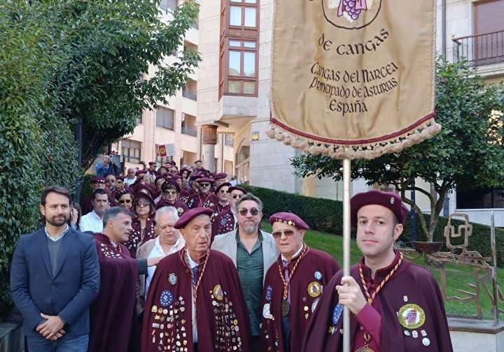 Los Cofrades de Honor desfilan al ritmo de la gaita por las calles de Cangas del Narcea