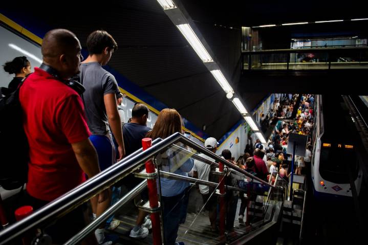 La odisea del metro de Madrid en hora punta: trenes llenos, andenes sin acceso por las aglomeraciones y ‘pastores’ de pasajeros