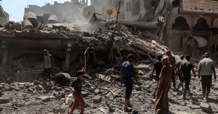 Defensa Civil de Gaza dice que ha recuperado 150 cuerpos entre los escombros