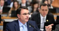 Hijo de Bolsonaro pide a EE.UU. bombardear barcos de narcotraficantes en Brasil