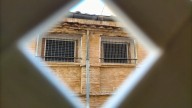 Sellan las ventanas rotas del edificio privado del Arrabal por las que se colaban ratas y palomas