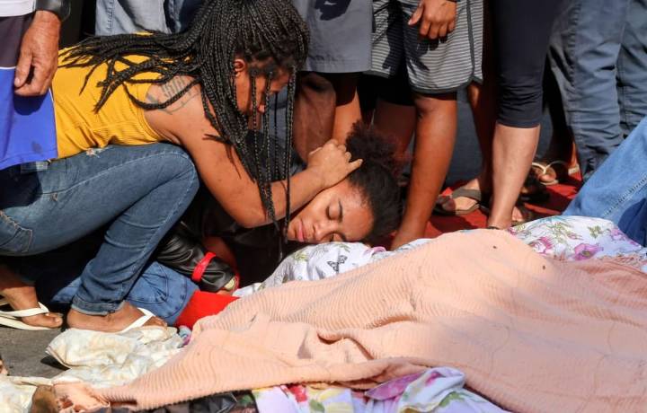 Más de 100 muertos. El fuerte testimonio de una mujer sobre el operativo en Río: “Degollaron a mi hijo y colgaron la cabeza en un árbol”