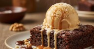 Delicioso brownie de chocolate sin gluten: descubrí cómo hacerlo con helado casero