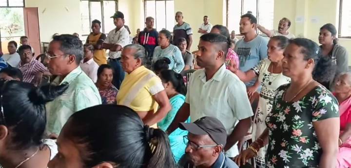 Nuvem meeting turns stormy over issue of show cause notices to 14 Pateapur houses