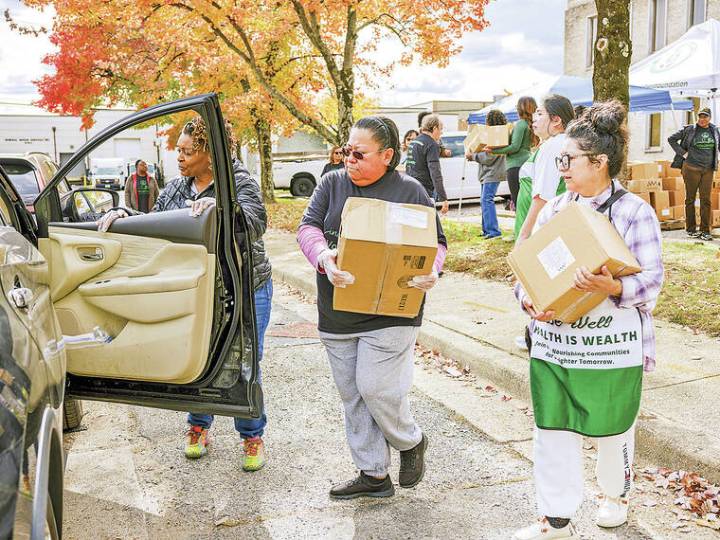 ‘No idea how long people can hold out’: Federal workers feel brunt of shutdown