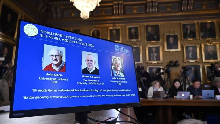 Otorgan Nobel de Física 2025 a científicos por crear un sistema cuántico que cabe en una mano
