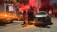 Conductor omite alto y provoca aparatoso choque en la colonia Villa; reportan sólo daños materiales