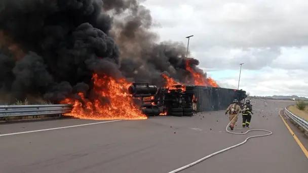 Vuelca y se incendia tráiler en tramo Hermosillo