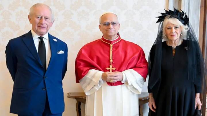 El rey Carlos de Inglaterra se convierte en el primer líder de la Iglesia anglicana en rezar públicamente junto a un Papa en 500 años