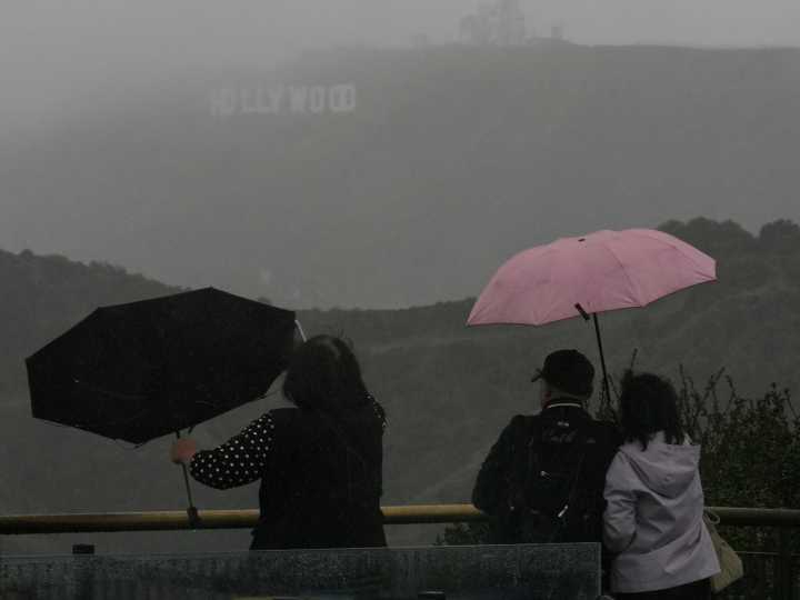 Estados Unidos: una inusual tormenta de octubre causa fuertes lluvias y posibles aludes en el sur de California