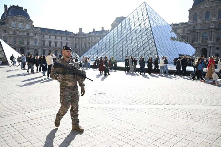 Museo del Louvre: detienen a cinco personas más por robo de joyas