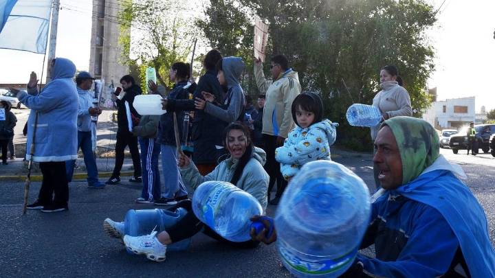 Reclamo por agua: cortaron la avenida del acceso norte
