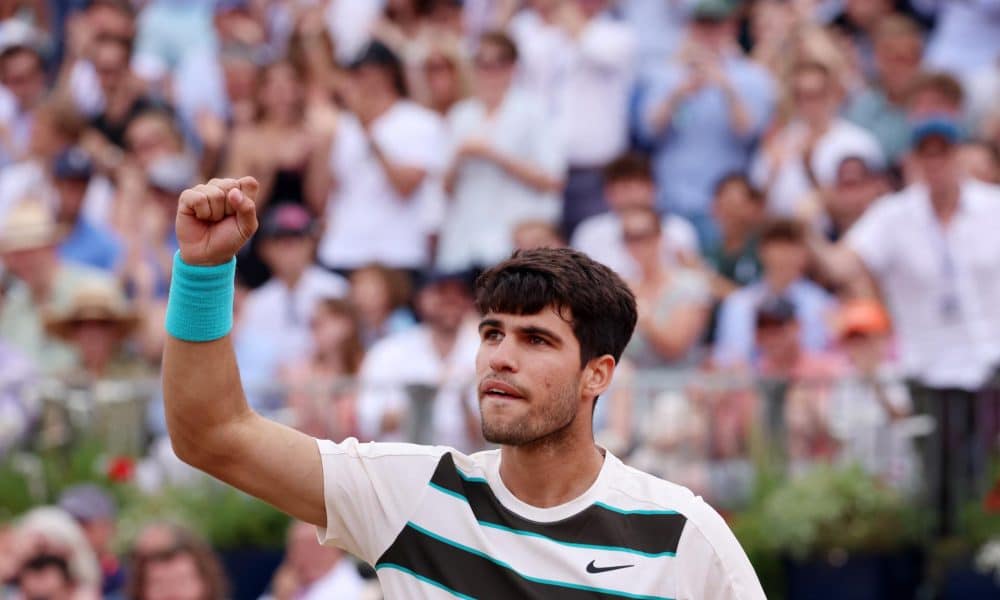 Alcaraz da su particular exhibición y espera a Sinner o Djokovic
