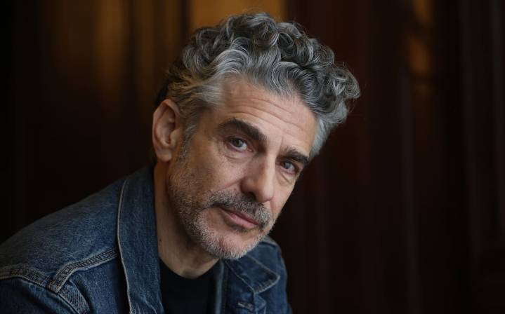 "Soy un privilegiado". Los nervios por el debut teatral en España, el nuevo film con Almodóvar y de qué se arrepiente, a los 55