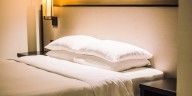 ¿Qué tipo de almohadas ayudan realmente a mejorar la postura al dormir?