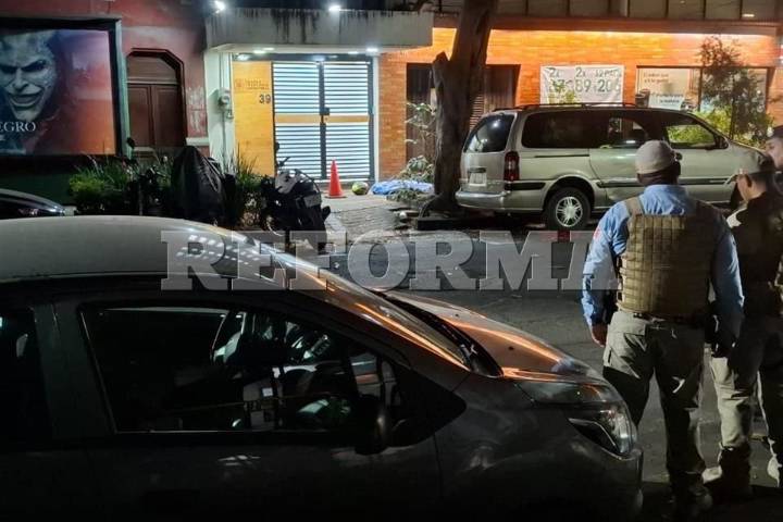 Abate escolta a presunto asaltante en la Colonia Juárez