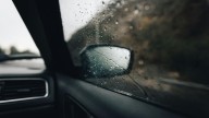 ¿Cómo quitar el empañamiento de los cristales del coche? Consejos prácticos y sencillos