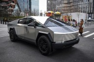 Familias demandan a Tesla por muerte de universitarios calcinados en accidente de Cybertruck