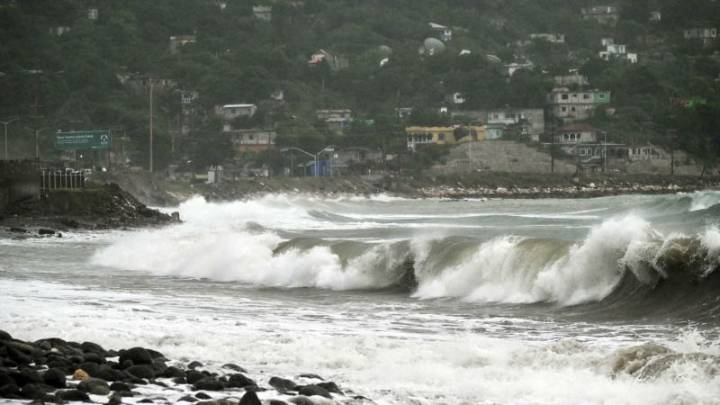 Melissa amenaza a Jamaica: la furia de un huracán que no se mueve con prisa