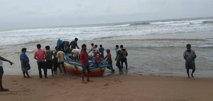 Odisha provides shelter to 100 Andhra fishermen ahead of Cyclone Montha