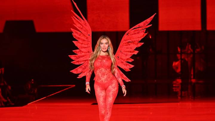 Karol G marca un antes y un después en el 'Victoria’s Secret Fashion Show 2025' con una actuación en español