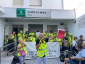 Más de 300 personas se manifiestan en pro de la vuelta de las especialidades y de la construcción del centro de salud