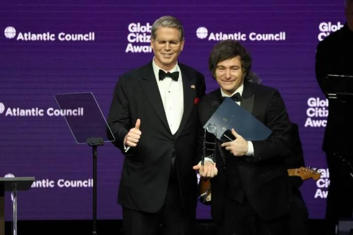 Scott Bessent cruzó a senadoras demócratas y celebró el “éxito electoral” de Javier Milei