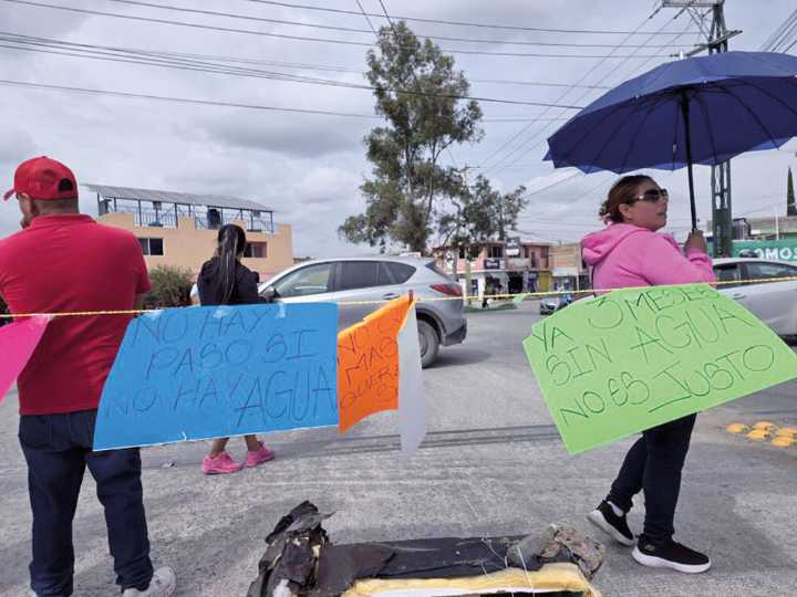 Pagan recibos pero Interapas no les suministra agua a colonos de Pozos