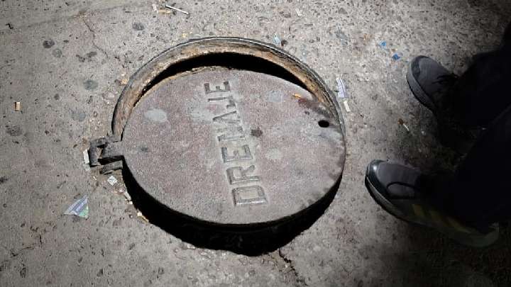 Reportan Alcantarilla en mal estado afuera del IMSS 16 en Torreón; mujer cayó y pierna quedó atorada