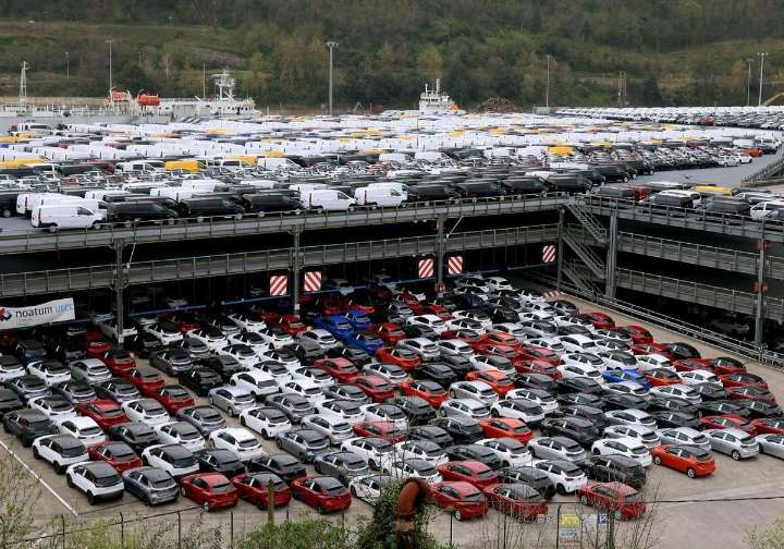 El puerto de Pasaia, entre los cinco mejores del Estado para el mercado de la automoción