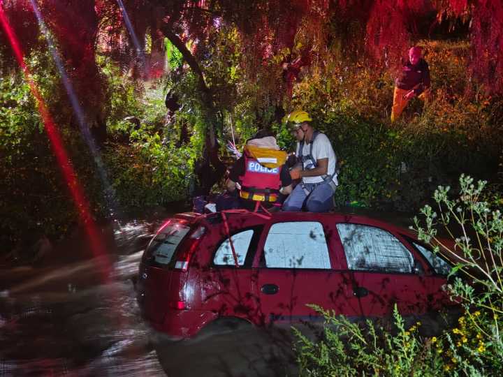 Rescatan Bomberos voluntarios a persona atrapada en río de La Reforma