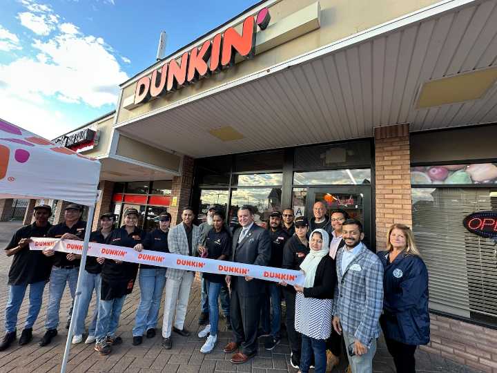 Dunkin’ ribbon-cutting on Staten Island draws officials, FDNY and fans