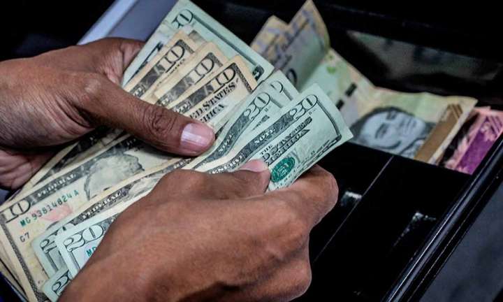 Dólar oficial superó los 210 bolívares y aumento más de 300% en un año