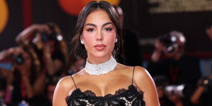 Georgina Rodríguez luce en París su falda de botones dorados más especial y comentada