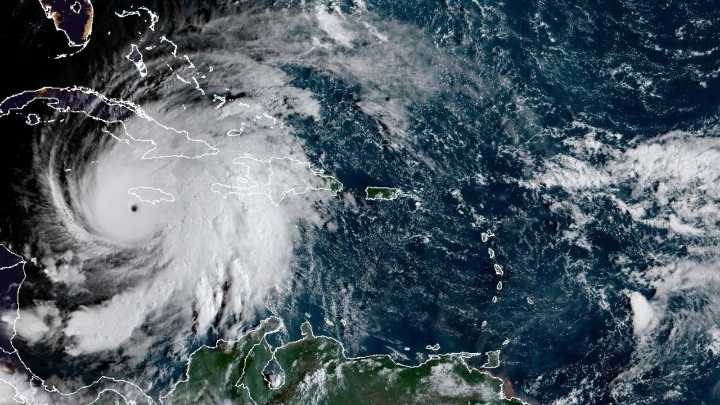 El huracán Melissa, que deja siete muertos en el Caribe, toca tierra en Jamaica como categoría 5