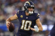 Justin Herbert y Kimani Vidal llevan a los Chargers a la victoria 37