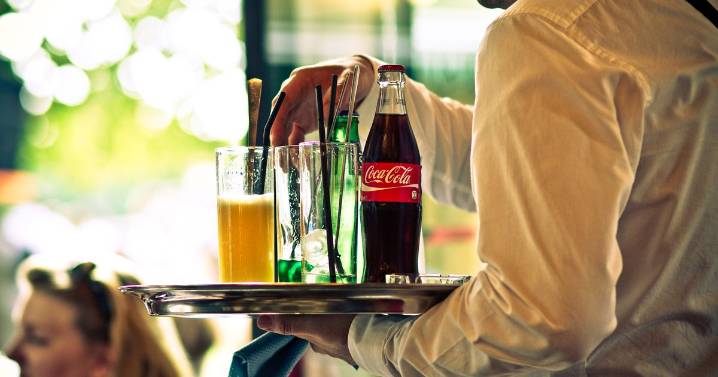 It's time to face the truth, some people just don't know how to go for dinner properly