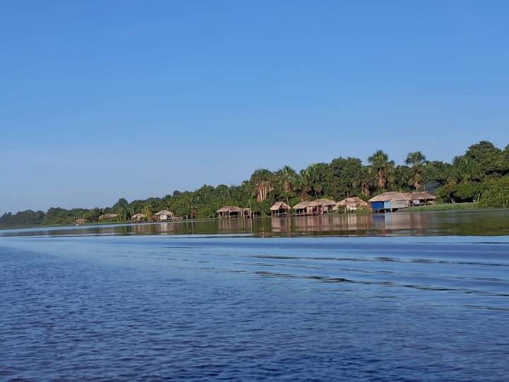 La escuela de Kuarejoro está montada y los obreros sin machete ni botas