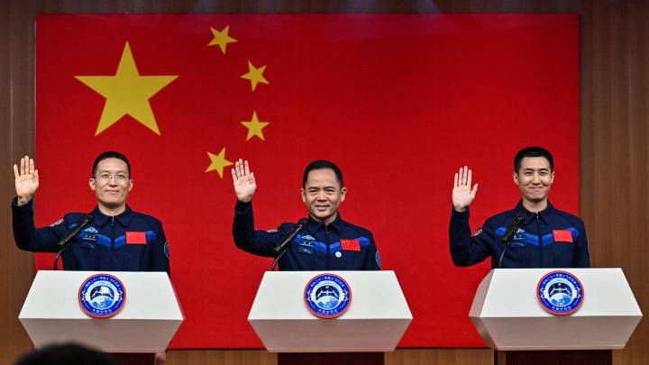 China reveals crew for Shenzhou 21 mission to Tiangong Space Station, including nation's youngest astronaut (video)