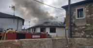 Río en alerta por un incendio urbano: "Sigue ardendo, o primeiro é que non salte a casas veciñas"