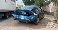 Choque por alcance deja fuertes daños materiales