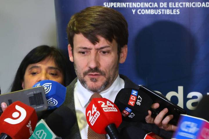 Ministro Pardow renuncia en medio del escándalo de las cuentas de la luz
