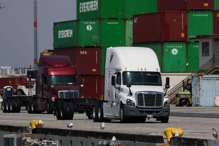 Aplicará Trump aranceles de 25% a camiones pesados desde noviembre