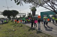 Trabajadores del TESE bloquean la Avenida Central, en Ecatepec