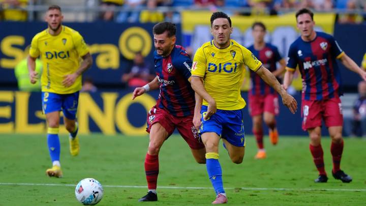 Los errores propios vuelven a condenar a la SD Huesca ante el Cádiz (1