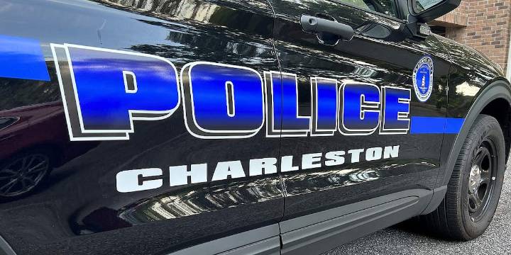 Charleston Police investigate early-morning auto