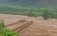 Arrasan inundaciones con casas y puentes en Huautla, Hidalgo