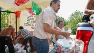 Entregan despensas a familias de Xionaxtla en muestra de solidaridad