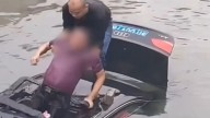 Hombre rompe techo de automóvil para rescatar a conductor atrapado en un río